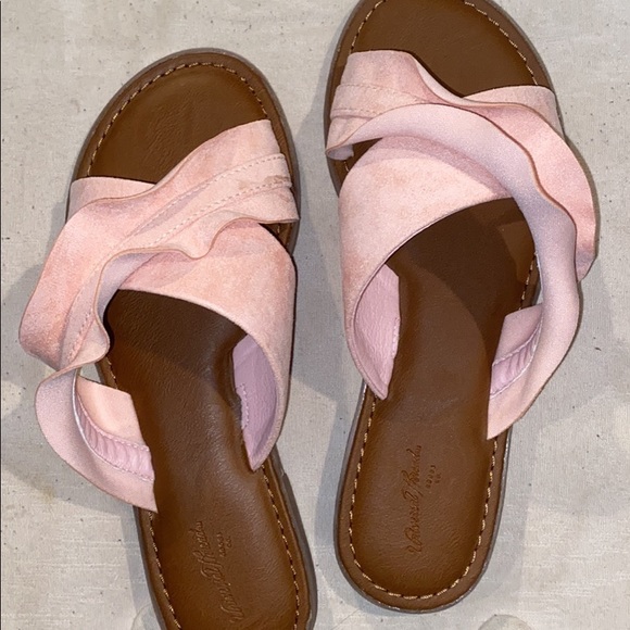 Universal Threads sandals - Picture 2 of 2